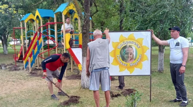 "Сонечко Марійка”: у Широкій Балці батько встановив дитячий ігровий комплекс в пам’ять про доньку