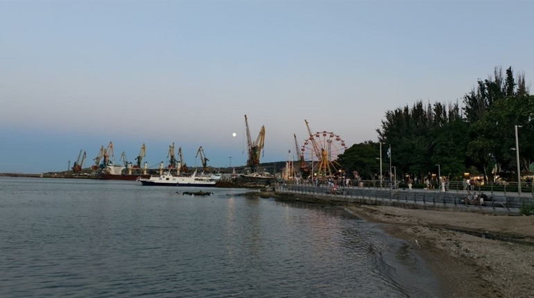 У Криму після нічної атаки виникли перебої зі світлом: повідомляють про пожежу у Феодосії