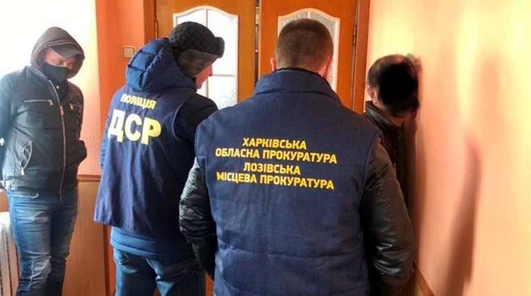 Вимагали хабарі: у Лозовій колишнього радника голови РДА та керівника ГО звинувачують у шахрайстві
