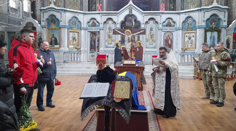 Як Глухів прощається із загиблим 24 лютого прикордонником Віталієм Чалим