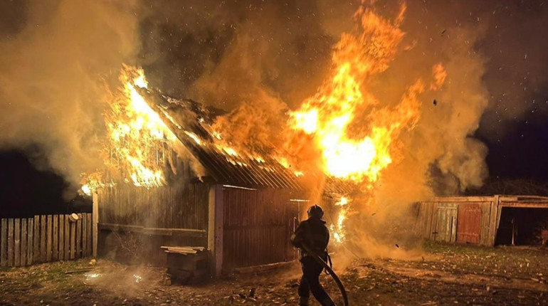 У селищі Сарненського району згоріли три тонни сіна