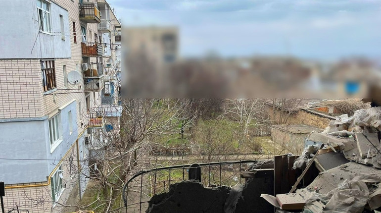 Ворожі обстріли Херсонщини: пошкоджені житлові будинки, автівки, АЗС
