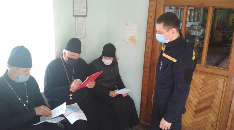 Напередодні Великодня рятувальники Сірогозщини нагадали священослужителям правила пожежної безпеки