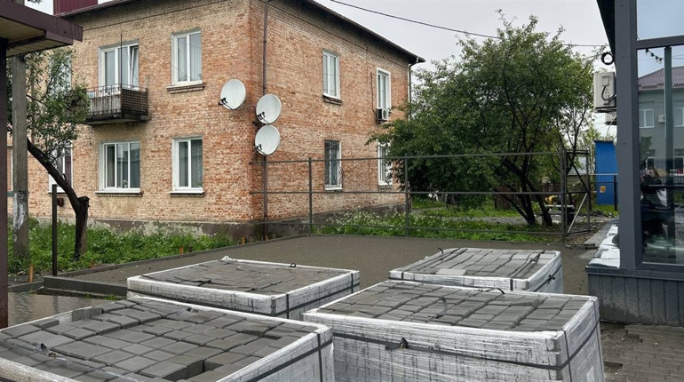 У Городку підприємець впорядковує територію біля магазину: чому сусіди висловлюють занепокоєння