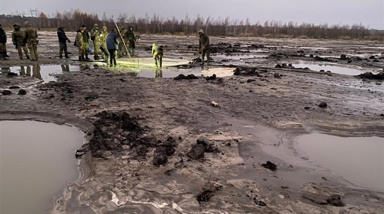 Спіймали на «клондайку»: на Сарненщині незаконно видобували бурштин