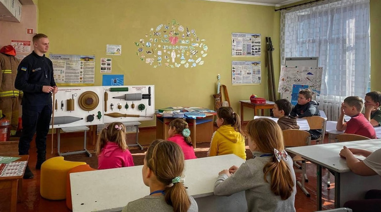 На Глухівщині рятувальники пояснили дітям правила безпеки