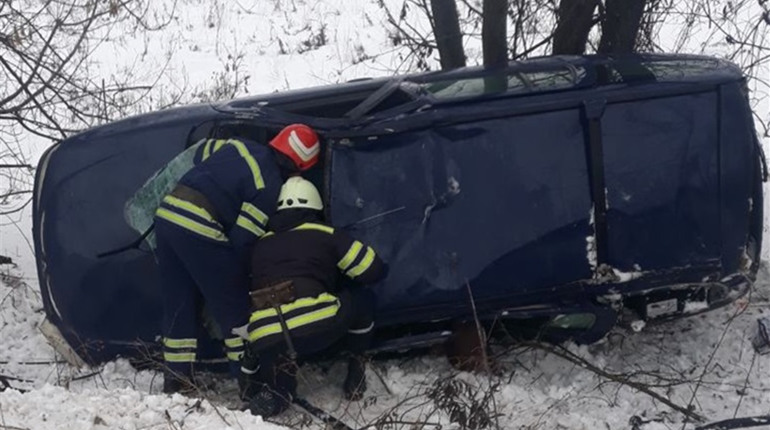 Рятувальники дістали водія з понівеченого автомобіля поблизу Старокостянтинова
