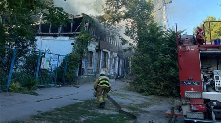 В Херсоні горіла покинута будівля. А скільки ще таких будівель в центрі міста? Ми зібрали фото