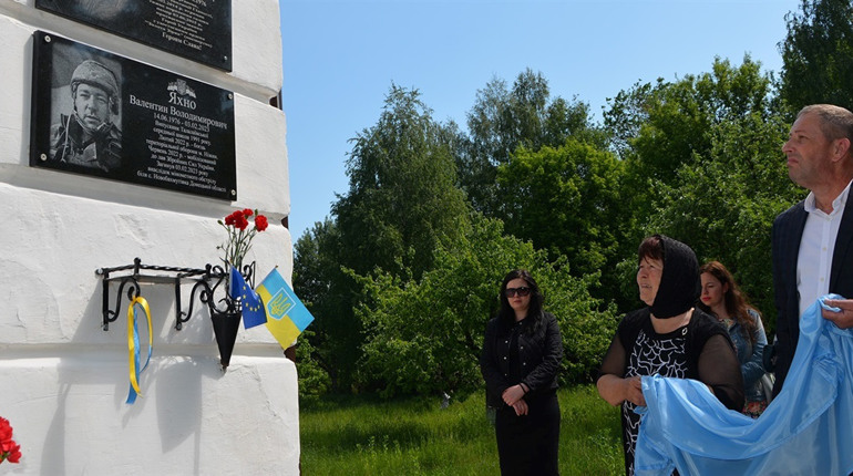 У Безуглівці та Талалаївці відкрили меморіальні дошки на честь полеглих захисників України