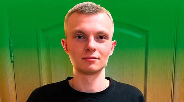 Аукціон задля відновлення стадіону: м'яч з підписами Шевченка, Бєланова і Блохіна виграв військовий