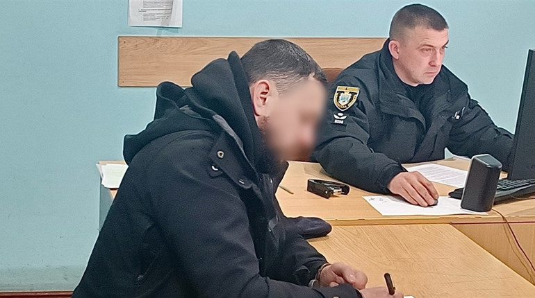 Все відразу: на Первомайщині затримали чоловіка за зберігання зброї та наркотиків