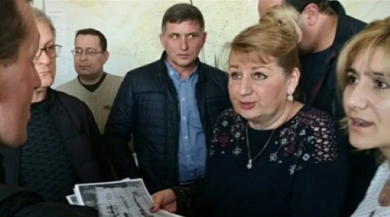 Херсонську ексчиновницю Алісу Вербицьку викликають на допит, але вона у Скадовську