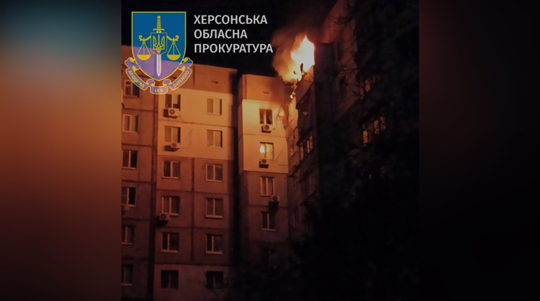 Вночі російські окупанти атакували Херсон: загинула жінка, є поранені