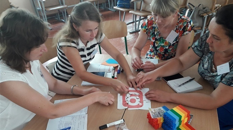 Вчителі початкових класів Калинівського району навчаються, незважаючи на відпустки і канікули