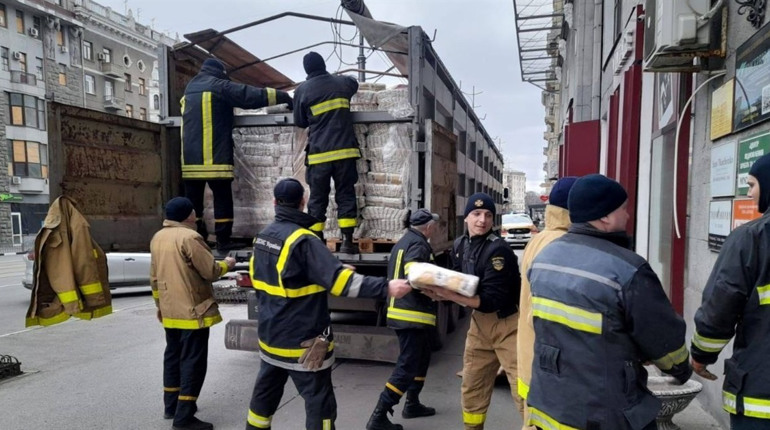 Переселенцям з Луганщини пакують гуманітарні набори. До хабу надійшло 22 тонни макаронів