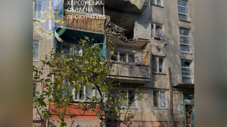 Внаслідок ворожого обстрілу Херсона загинув чоловік, ще дві людини — поранені