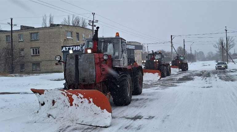 Боротьба з негодою. У Лозовій машини на узбіччі заважають комунальникам чистити дороги від снігу