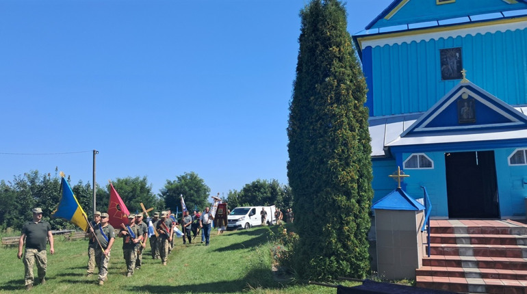 Нетішинці та кривинці провели в останню земну дорогу молодшого сержанта Ігоря Митарчука