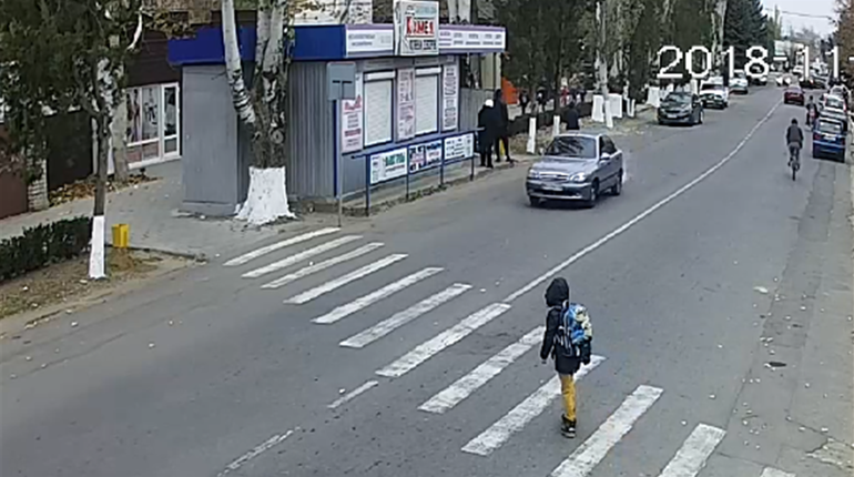 За крок від біди: в Біляївці водій не пропустив дитину на пішохідному переході (відео)