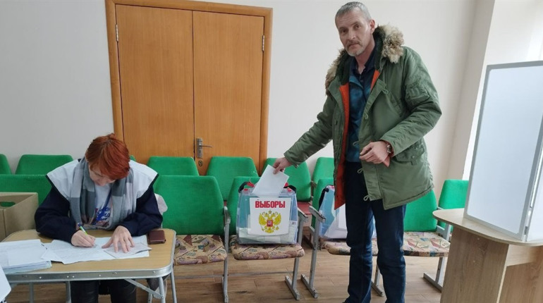 До Нової Каховки приїхала ревізія з Росії: мало людей прийшло на вибори
