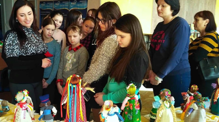 У Вараші в інформаційному центрі «Полісся» відбувся майстер-клас з виготовлення ляльок-мотанок