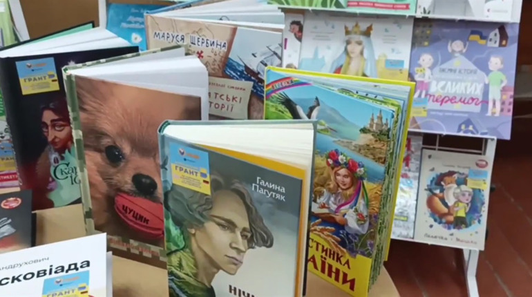 Глухівська бібліотека отримала 108 нових книг українських видавництв
