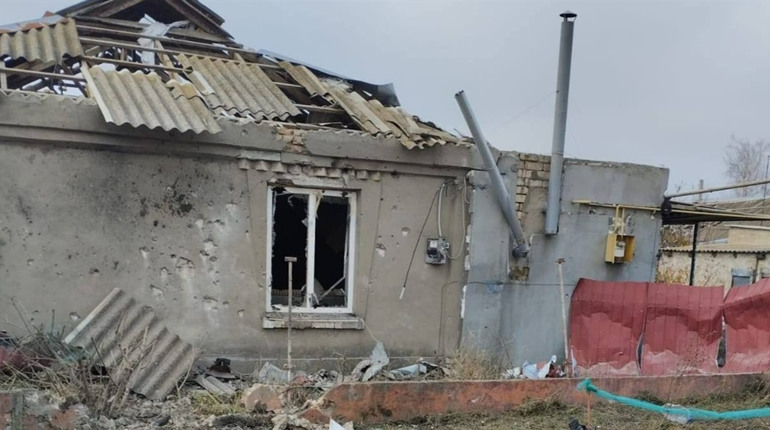 Армія рф на Херсонщині поцілила по житловим будинкам, адмінбудівлі, автобусам та автівкам