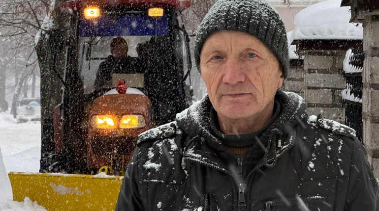 Чоловік зі знищеного села: 63-річний тракторист Іван Кривцов розчищає засніжений Глухів