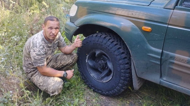 Зі Сміли на Донеччину передали нову резину для позашляховика