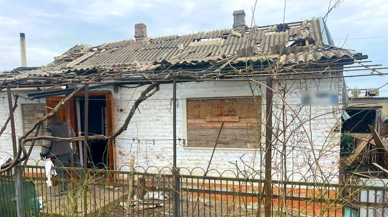 Ворожі обстрілі на Херсонщині: російські окупанти поцілили по житловим кварталам та гаражам (ФОТО)