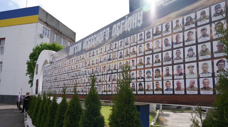 У Барі після оновлення стенду пам’яті родини військових кажуть про брак комунікації з міськрадою