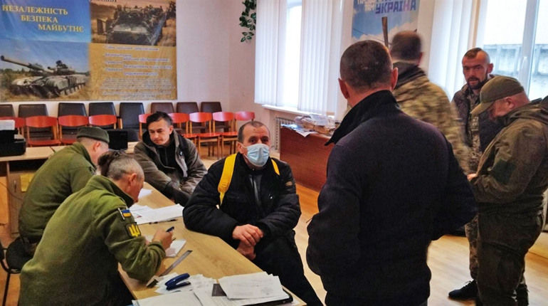 Військові з досвідом і добровольці заступили на охорону Вараського району