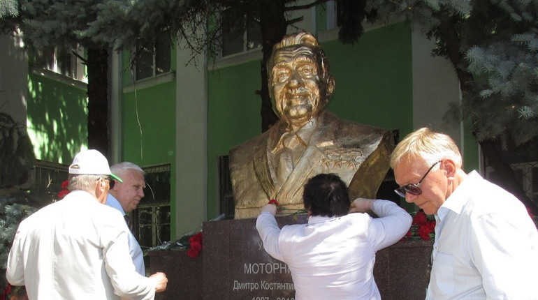 В Мелитополе у входа в ТГАТУ открыли бюст в честь знаменитого хлебороба Дмитрия Моторного