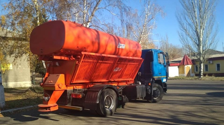 В Торецке появилась новая машина для уборки дорог