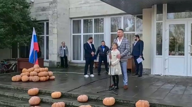 У Скадовську "нова влада" провела свято, на яке ніхто з місцевих жителів не з’явився