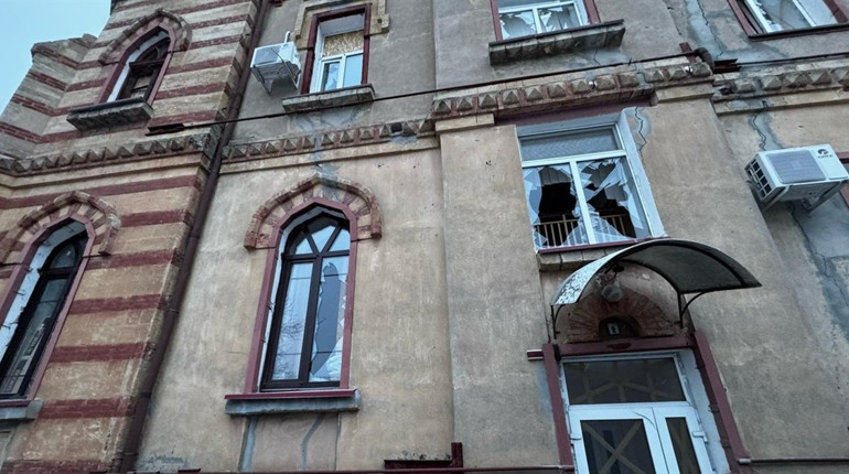 На Херсонщині армія рф атакувала житлові будинки, громадський транспорт та автівки