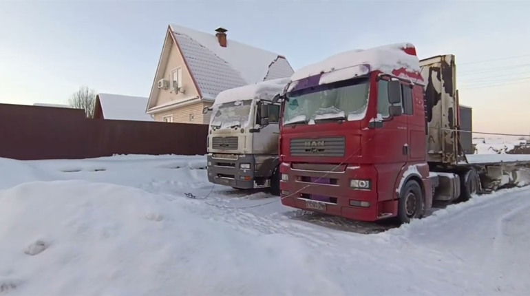 Ожеледиця та невдалий маневр: у Лісоводах водій вантажівки протаранив припарковане авто