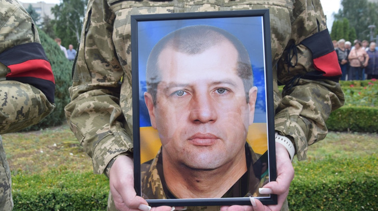 Материнський біль краяв серце: Нетішинська громада попрощалася з Героєм Олександром Хіночиком