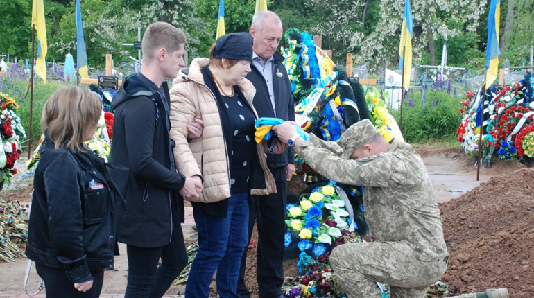 «Не кажіть мамі…»: Шостка попрощалася з полеглим на Запоріжжі оператором БПЛА