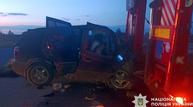 Смертельна ДТП на Звягельщині: легковик в’їхав у вантажівку, яка стояла на узбіччі дороги