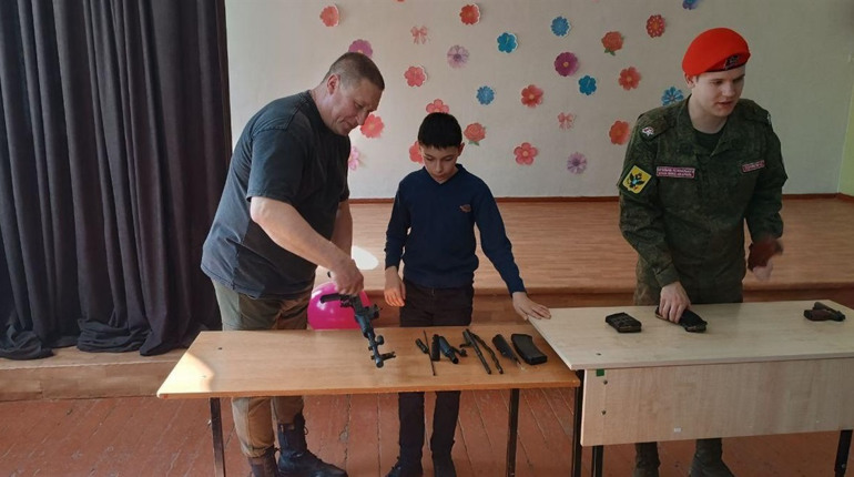 Автомати на партах: на ТОТ Херсонщини окупанти вчать дітей збирати зброю на швидкість