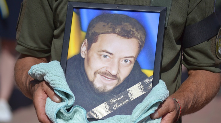 Южноукраїнська громада попрощалася із старшим солдатом Віталієм Чинчиком