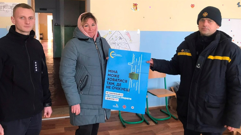 Де ховаються міни: у Фастівській громаді рятувальники навчали мінній безпеці у пунктах незламності
