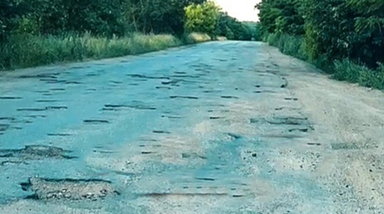 Жителів Барської громади закликають звернутися до Укравтодору через критичний стан дороги Т-0218