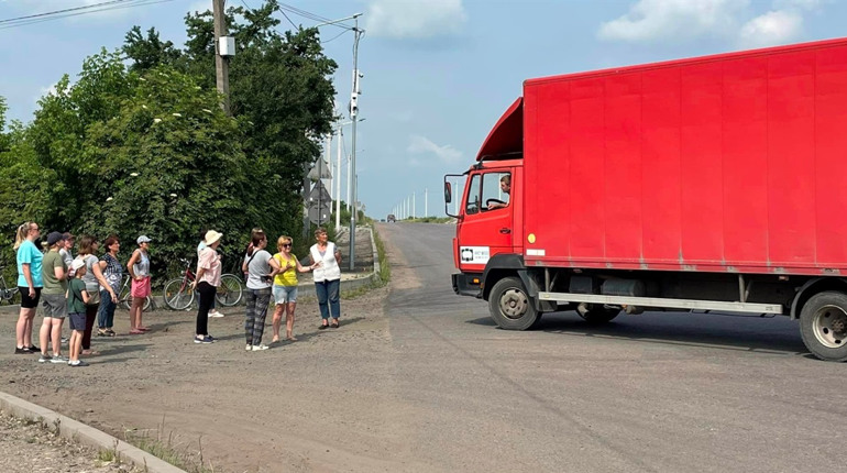 Мешканці Острова перекрили дорогу. Не впускають у село великогабаритний транспорт