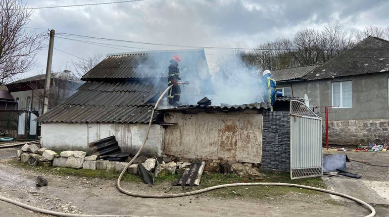У місті Городок горіла господарська споруда