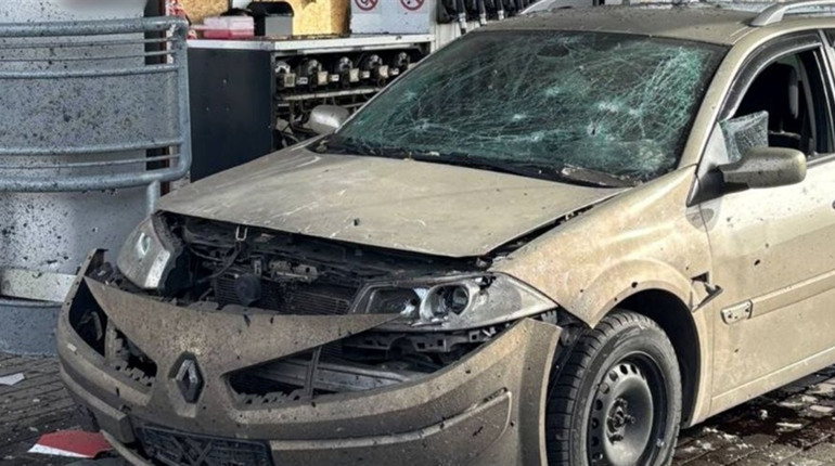 Кривавий авіаудар по Сумах: ворожий дрон поцілив в АЗС, четверо поранених цивільних (відео)