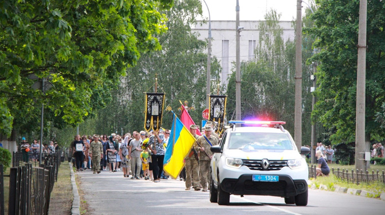 До 40-річчя не дожив місяць. У Нетішині провели у вічність Героя Олександра Дячука