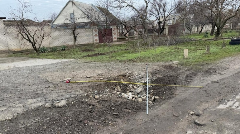 На Херсонщині армія рф атакувала критичну та соціальну інфраструктуру, пошкоджені будинки та автівки