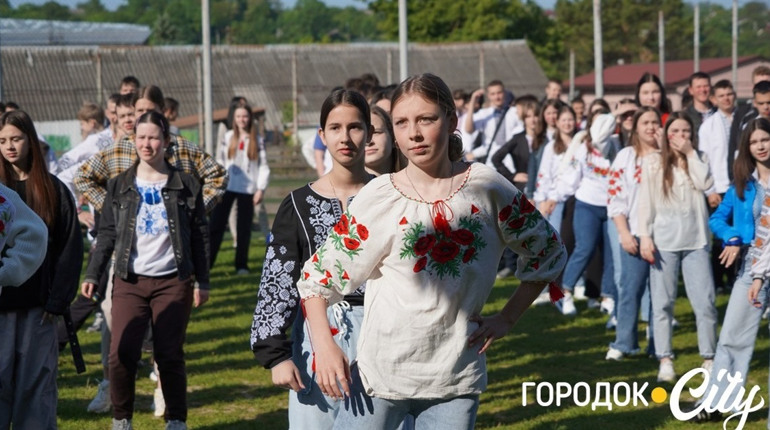 У День вишиванки з думкою про ЗСУ. Городоцький ліцей №1 долучився до Всеукраїнського флешмобу